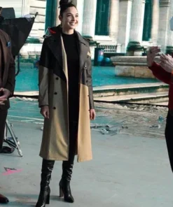 red-notice-gal-gadot-trench-coat
