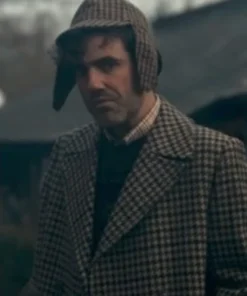 Freddy Horniman The Gentlemen houndstooth coat featuring a matching deerstalker hat. The iconic The Gentlemen Netflix Daniel Ings long coat.