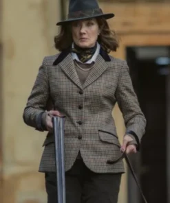 Joely Richardson Plaid Blazer Sabrina in The Gentlemen 2024 wearing a classic houndstooth plaid blazer with a velvet collar and riding hat.