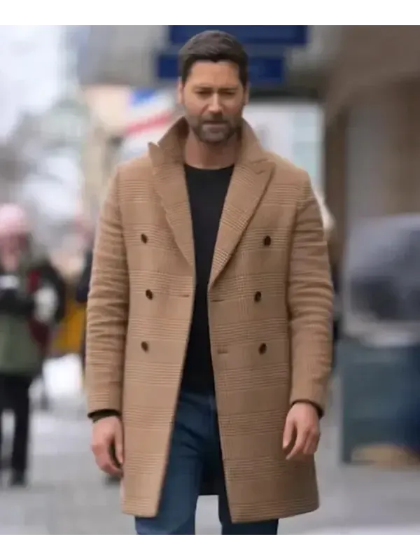 Ryan Eggold My Secret Santa brown wool coat for men. Double-breasted winter overcoat with a large lapel and Prince of Wales plaid.