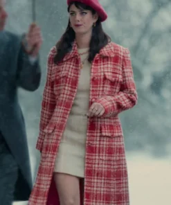 Kaya Scodelario as Susie Glass in her striking red and white plaid coat from The Gentlemen 2024 series, worn with a red beret.